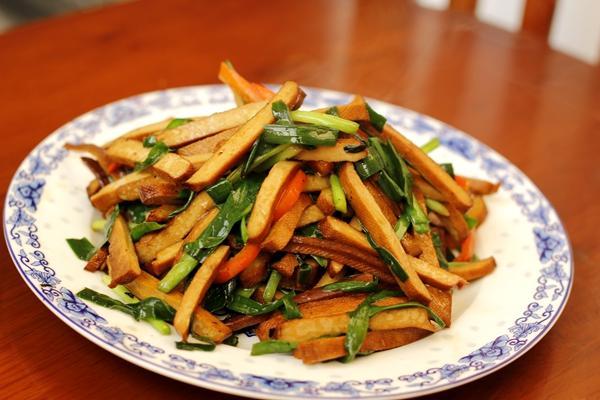 鱼翻白肚撒盐的道理，鱼翻白肚的原因（春节年夜饭餐桌上的30道蔬菜家常菜）