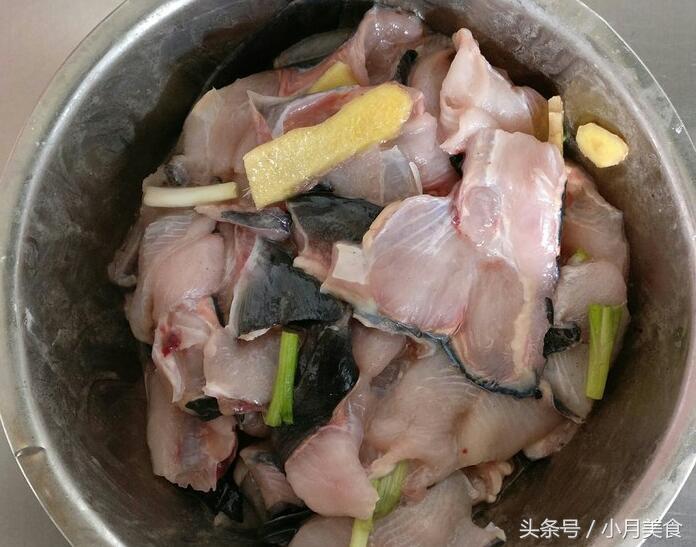 鸭嘴鱼吃什么食物，鸭嘴鱼爱吃什么（中午老爸的拿手好菜----鸭嘴鱼）