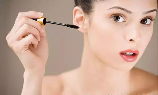 睫毛膏干了怎么办，睫毛膏干了应该如何解决（彩妆小常识：睫毛膏没拧紧）