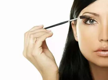 睫毛膏干了怎么办，睫毛膏干了应该如何解决（彩妆小常识：睫毛膏没拧紧）