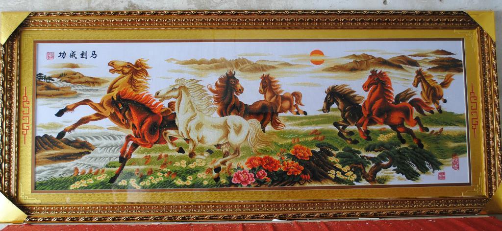 客厅挂什么十字绣好，客厅挂什么十字绣好看八方聚财（婆婆送的八骏图超大十字绣一定要挂）