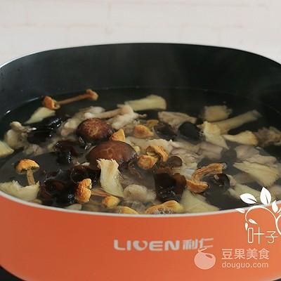 杂菌煲什么汤好，鲜美杂菌汤#利仁美食穿越#