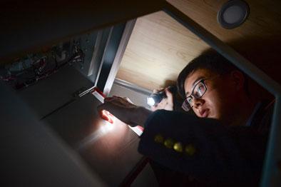 CF对讲机按V说话没声音怎么办，穿越火线按住v说话没反应 对讲机已开（只能在深夜倾听的动车“声带医生”）