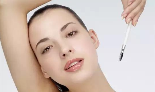 睫毛膏干了怎么办，睫毛膏干了应该如何解决（彩妆小常识：睫毛膏没拧紧）