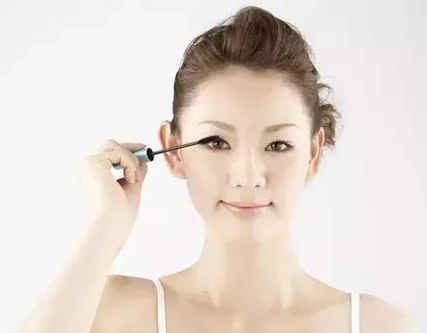 睫毛膏干了怎么办，睫毛膏干了应该如何解决（彩妆小常识：睫毛膏没拧紧）