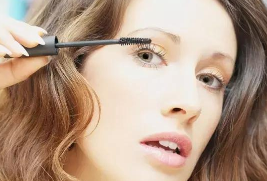 睫毛膏干了怎么办，睫毛膏干了应该如何解决（彩妆小常识：睫毛膏没拧紧）