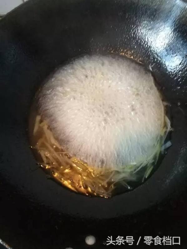 糖溜地瓜怎么做，糖溜地瓜怎么做 蒸熟的地瓜（技术含量超高晶莹剔透的糖溜红薯）