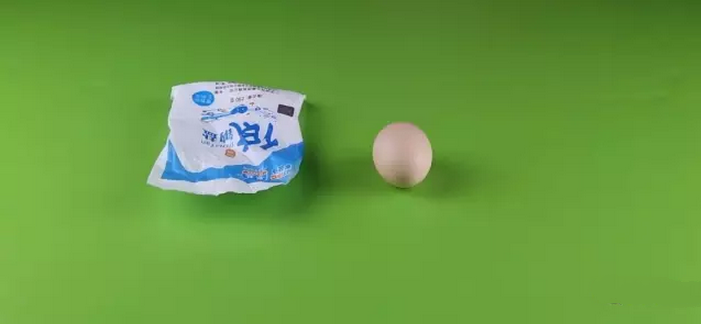 鸡蛋怎么立起来，如何让鸡蛋立起来的方法（不敲碎就能立起来的鸡蛋）