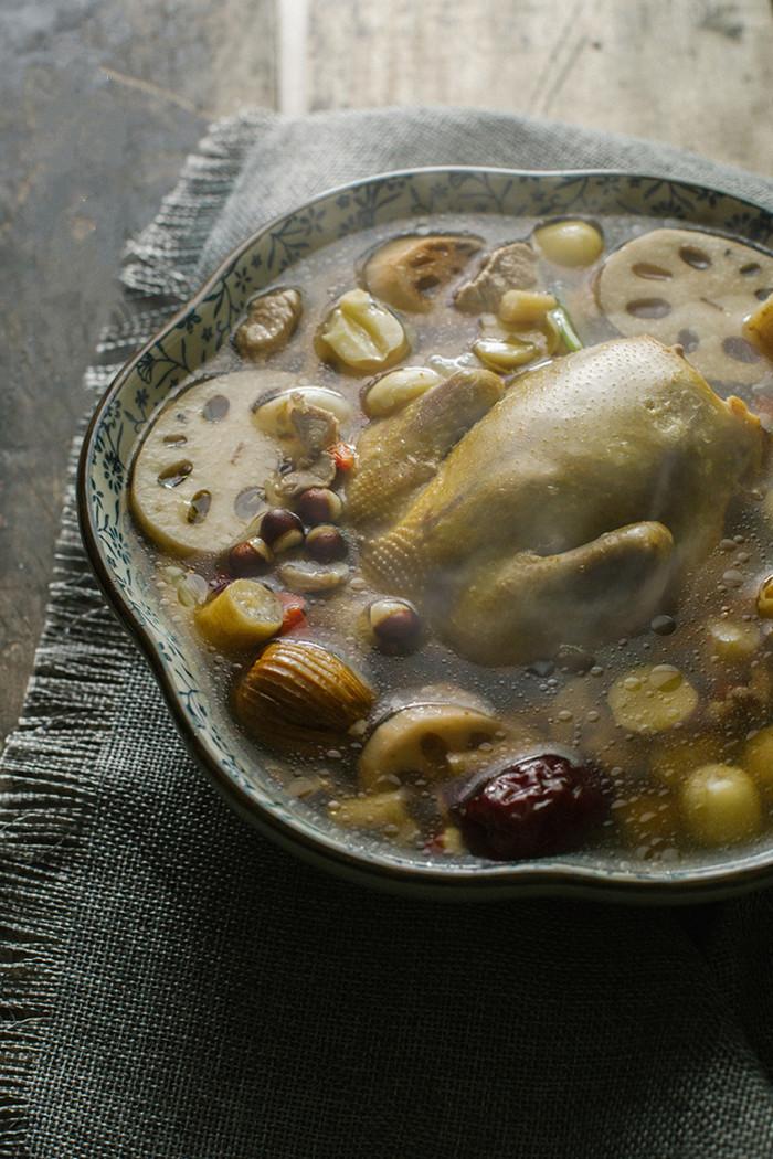 鸽子汤禁忌放什么相克，鸽子汤禁忌和什么同食（我国民间有“一鸽胜九鸡