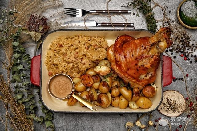 酸椰菜的做法，酸包菜的做法大全窍门（烤肘子配酸椰菜土豆沙拉）