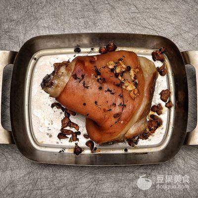 酸椰菜的做法，酸包菜的做法大全窍门（烤肘子配酸椰菜土豆沙拉）