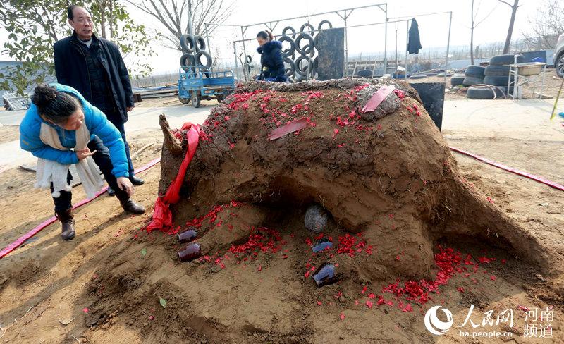 打春牛是什么风俗呢 立春习俗中的打春牛是什么意思，打春牛是什么风俗呢（河南乡村立春现“鞭打春牛”习俗场面热烈）