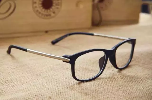 瞳距一般是多少，正常眼睛瞳距是多少（瞳距和镜架的关系<深入解析）