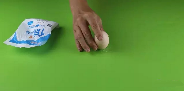 鸡蛋怎么立起来，如何让鸡蛋立起来的方法（不敲碎就能立起来的鸡蛋）