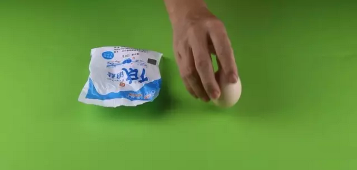 鸡蛋怎么立起来，如何让鸡蛋立起来的方法（不敲碎就能立起来的鸡蛋）