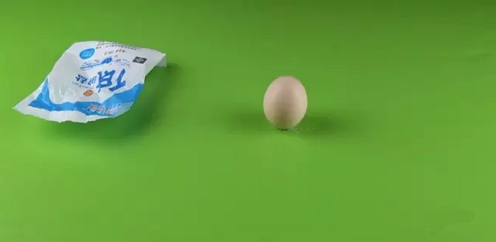 鸡蛋怎么立起来，如何让鸡蛋立起来的方法（不敲碎就能立起来的鸡蛋）