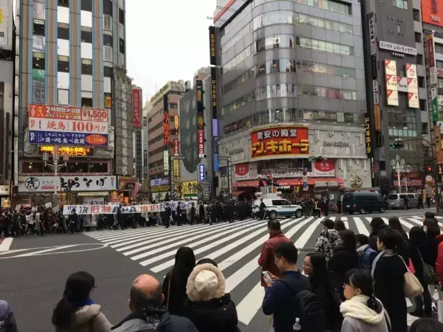 酒店挂日本军旗，世界各国的国庆节习俗（华人华侨走上东京街头抗议APA酒店）