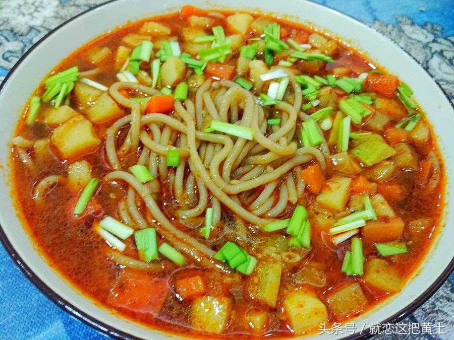 饸饹面又叫河漏面,合罗面,活络面等,安徽阜阳叫格拉条,老杨老家甘肃陇