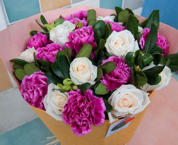 不同颜色康乃馨花语，康乃馨的花的寓意是什么（数量有不同的含义-值得收藏）