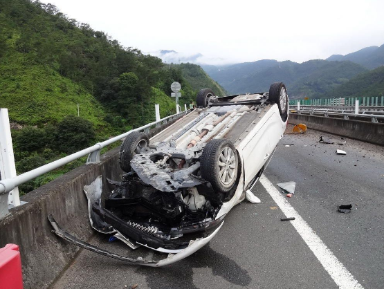 女人梦见车掉水里了什么征兆，在睡梦中梦见自己开车翻车