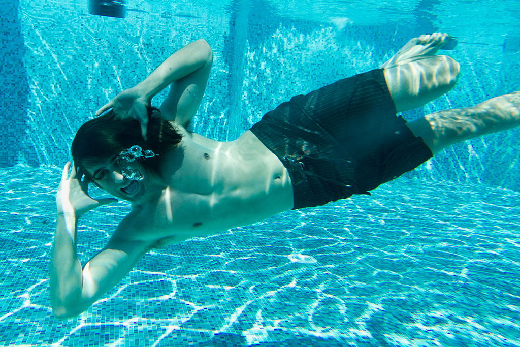 梦见有人掉水里了代表着什么，梦见有人掉水里了是什么征兆（梦到自己的另一半掉进水里）