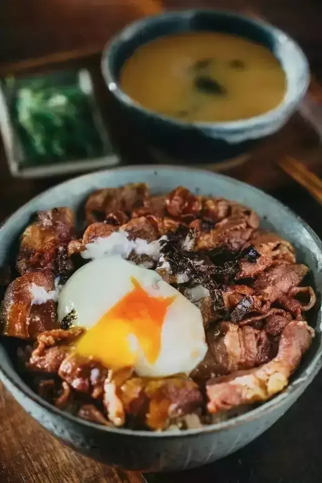 日式牛丼饭怎么做，牛犇饭怎么做（来一碗有故事的日式牛丼饭）