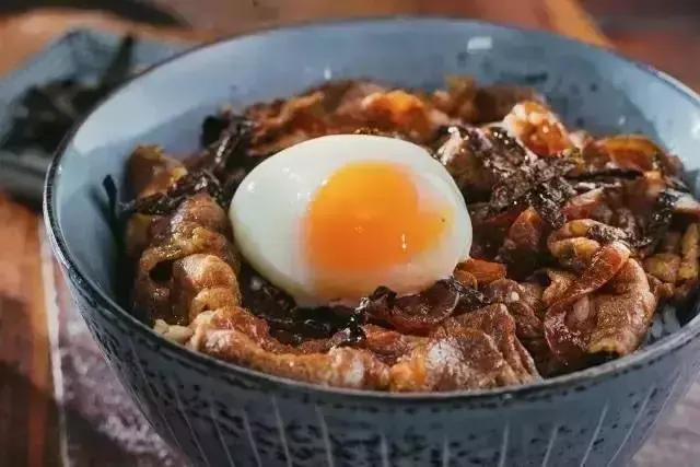 日式牛丼饭怎么做，牛犇饭怎么做（来一碗有故事的日式牛丼饭）