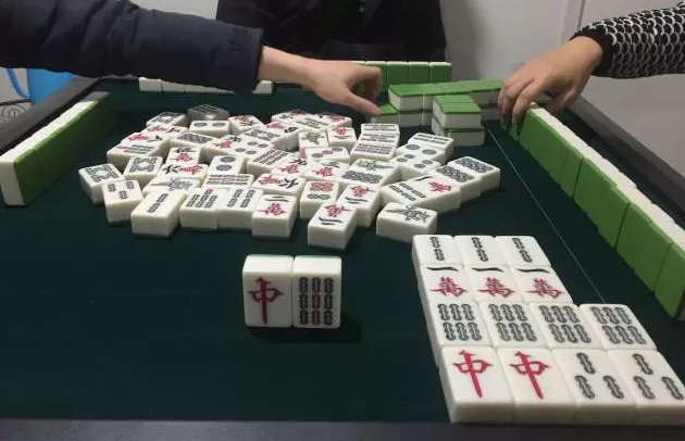 泸州鬼麻将的基本杀法一炮双响杀法，泸州鬼麻将2角群（先学学怎么“渠长城”吧——老王说麻将①）