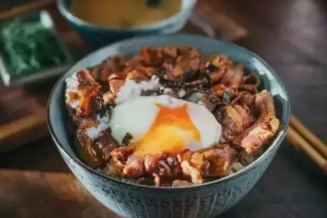 日式牛丼饭怎么做，牛犇饭怎么做（来一碗有故事的日式牛丼饭）