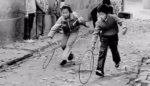 滚铁环的玩法，滚铁环的技巧讲解图（那些年我们一起滚过的铁环儿）