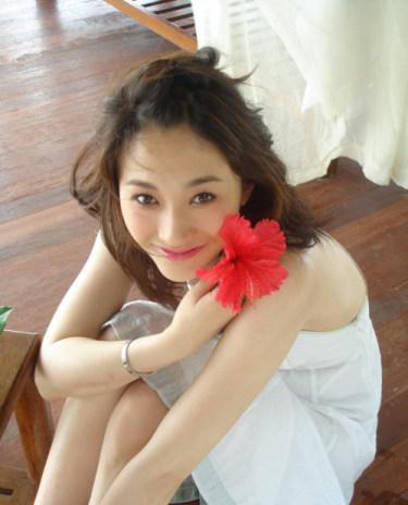 2,李小冉微博再发照片"秀恩爱" 但网友们却齐齐看向她的腿