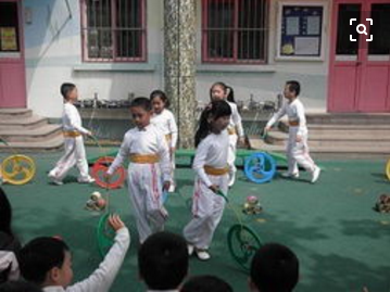 滚铁环的玩法，滚铁环的技巧讲解图（那些年我们一起滚过的铁环儿）