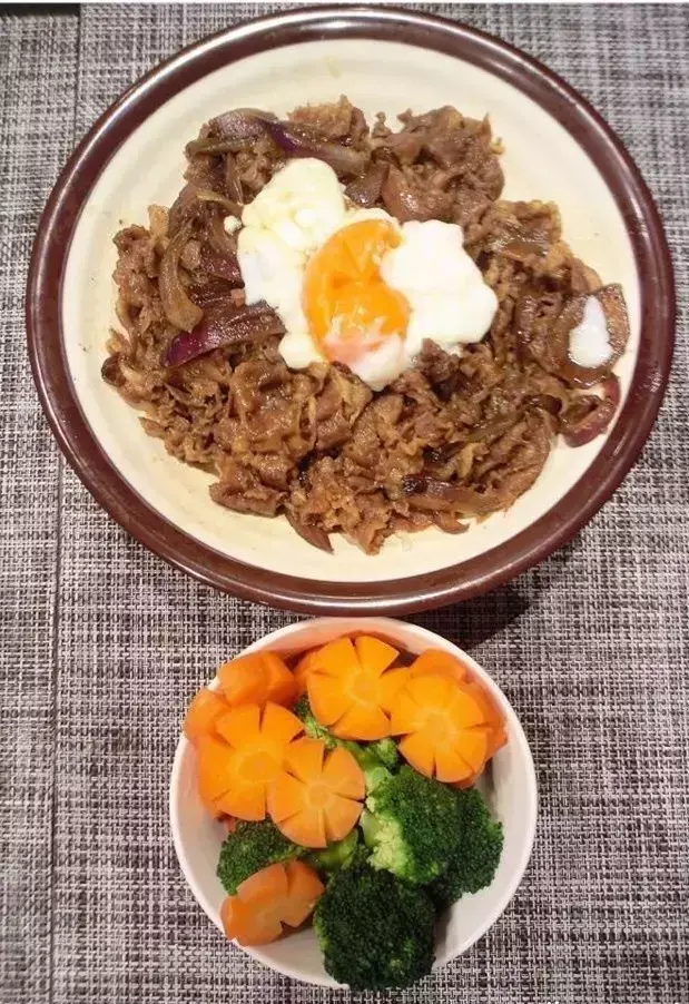 日式牛丼饭怎么做，牛犇饭怎么做（来一碗有故事的日式牛丼饭）