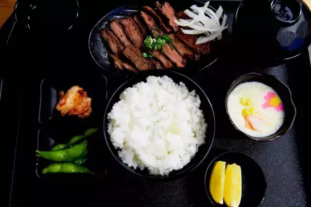 日式牛丼饭怎么做，牛犇饭怎么做（来一碗有故事的日式牛丼饭）