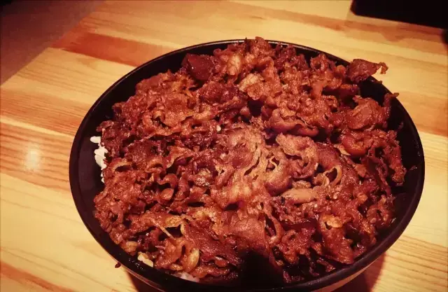 日式牛丼饭怎么做，牛犇饭怎么做（来一碗有故事的日式牛丼饭）