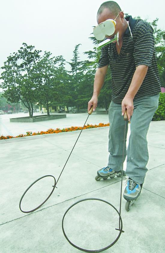 滚铁环的玩法，滚铁环的技巧讲解图（那些年我们一起滚过的铁环儿）