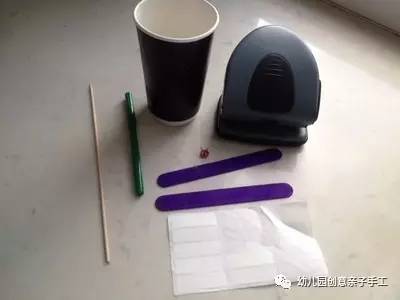 小风车的制作方法，教你用纸制作简易的三叶小风车（幼儿园亲子手工之风车教程）
