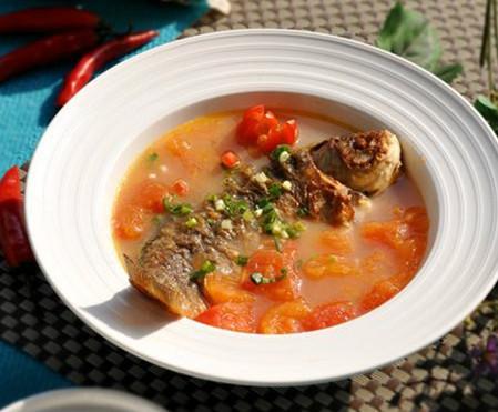 清汤辣味财鱼汤的做法，清炖财鱼汤的做法窍门（好喝到爆~简单又暖胃^）