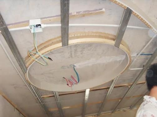 木龙骨吊顶好还是轻钢龙骨吊顶好 吊顶哪个牌子好，木龙骨吊顶好还是轻钢龙骨吊顶好（家装吊顶安装轻钢龙骨）