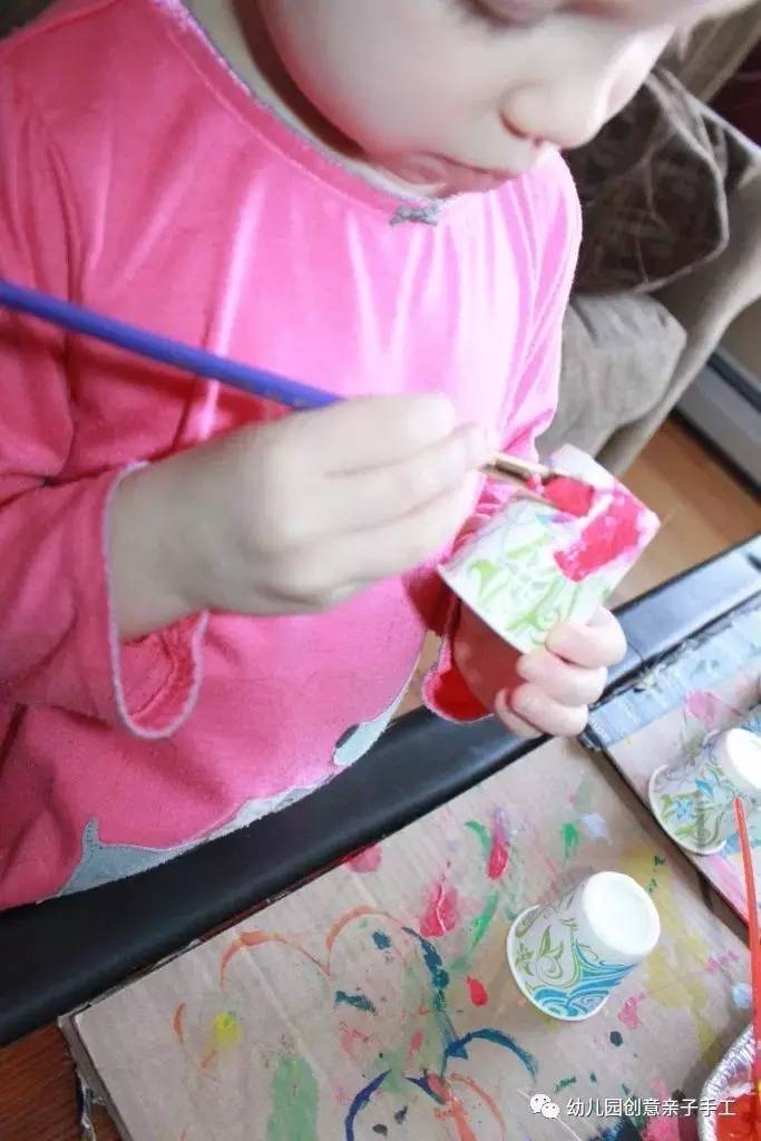 小风车的制作方法，教你用纸制作简易的三叶小风车（幼儿园亲子手工之风车教程）