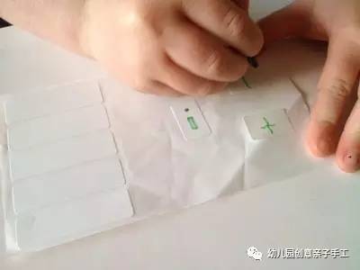 小风车的制作方法，教你用纸制作简易的三叶小风车（幼儿园亲子手工之风车教程）
