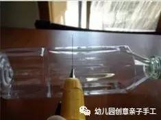 小风车的制作方法，教你用纸制作简易的三叶小风车（幼儿园亲子手工之风车教程）