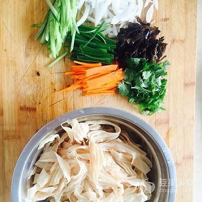 凉拌豆皮的做法，凉拌豆皮的做法及调料（凉拌扁豆角的做法大全窍门）