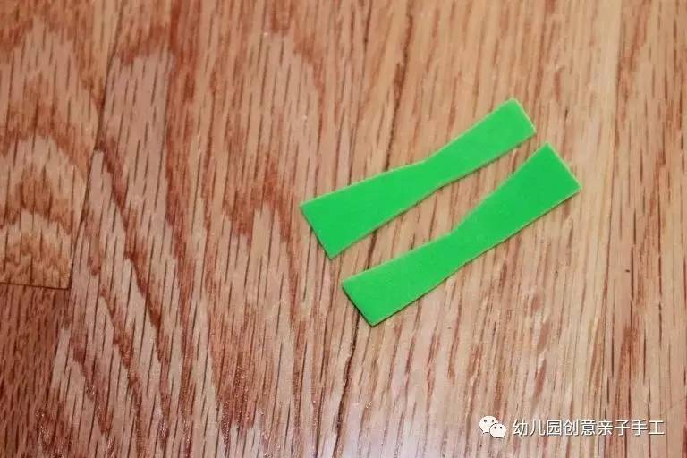 小风车的制作方法，教你用纸制作简易的三叶小风车（幼儿园亲子手工之风车教程）
