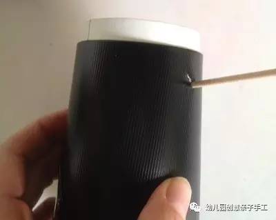 小风车的制作方法，教你用纸制作简易的三叶小风车（幼儿园亲子手工之风车教程）