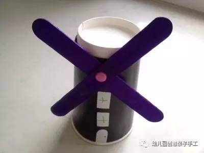 小风车的制作方法，教你用纸制作简易的三叶小风车（幼儿园亲子手工之风车教程）