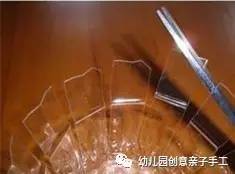 小风车的制作方法，教你用纸制作简易的三叶小风车（幼儿园亲子手工之风车教程）