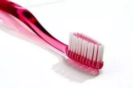 牙黄在家自己变白小妙招，怎样去除黄牙齿变白（9个妙招助力变白，胜过看牙医）