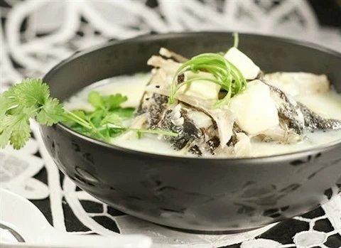 清汤辣味财鱼汤的做法，清炖财鱼汤的做法窍门（好喝到爆~简单又暖胃^）