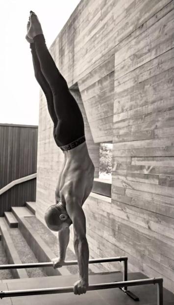 杰森斯坦森最新写真，一身腱子肉不愧肌肉男动作影星代表